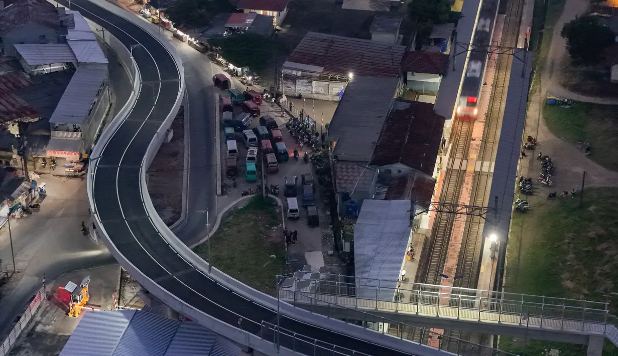 Pembangunan jalan layang ini untuk mendorong penggunaan transportasi umum, mengurai kemacetan di sekitar Stasiun Tenjo, serta menghubungkan wilayah Bogor Barat Jawa Barat dan Kabupaten Tangerang Banten. (merdeka.com/Arie Basuki)
