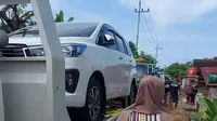 Sejumlah warga di Tuban memborong mobil baru usai menerima ganti rugi. (Ahmad Adirin/Liputan6.com)