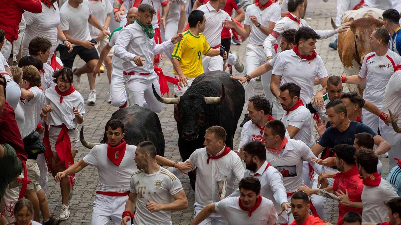 FOTO: Kengerian Festival Lari Banteng di Spanyol: Enam Peserta Dilarikan ke Rumah Sakit