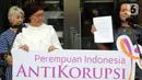 Koalisi Perempuan Antikorupsi menunjukkan surat yang dikirim kepada Presiden Joko Widodo (Jokowi) saat memberikan keterangan di depan Gedung KPK, Jakarta, Selasa (15/10/2019). Mereka menuntut presiden segera mengeluarkan Perpputentang RUU KPK. (merdeka.com/Dwi Narwoko)