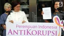 Koalisi Perempuan Antikorupsi menunjukkan surat yang dikirim kepada Presiden Joko Widodo (Jokowi) saat memberikan keterangan di depan Gedung KPK, Jakarta, Selasa (15/10/2019). Mereka menuntut presiden segera mengeluarkan Perpputentang RUU KPK. (merdeka.com/Dwi Narwoko)