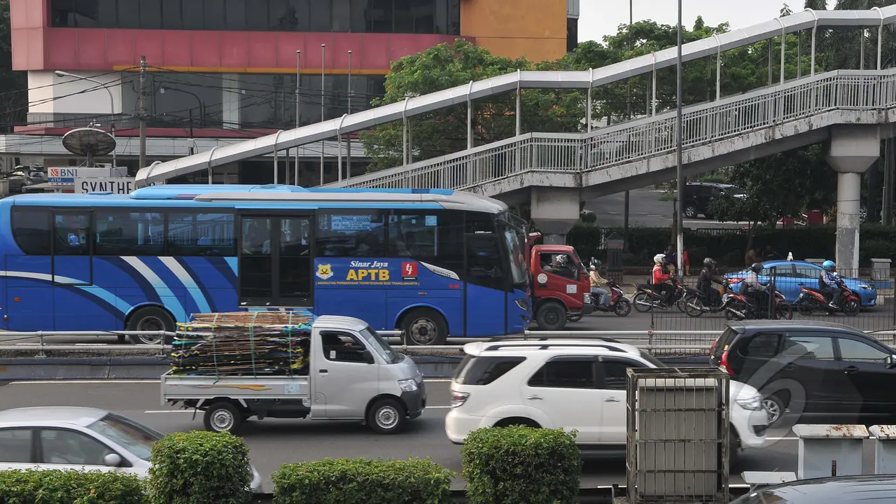 Ini Alasan Ahok Larang Bus APTB Masuk Jalur Busway