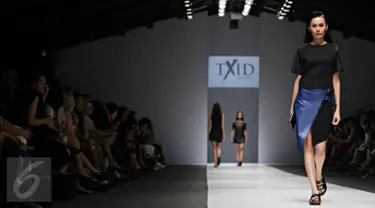 Model membawakan busana perancang Tex Saverio dalam Jakarta Fashion Week (JFW) 2016 di Jakarta, Sabtu (24/10/2015). Busana karya Tex Saverio tampil sebagai penutup pada hari pertama JFW 2016. (Liputan6.com/Immanuel Antonius)