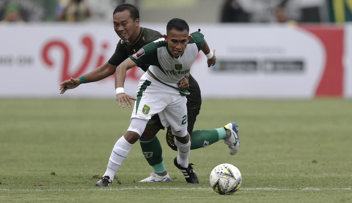 Gelandang Persebaya, Riza Maulana, berusaha melewati hadangan pemain Tira Persikabo pada laga Piala Presiden 2019 di Stadion Si Jalakl Harupat, Soreang, Bandung, Selasa (12/3). Persebaya bermain imbang 0-0  atas Tira Persikabo. (Bola.com/Yoppy Renato)