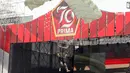 Personel Tentara Nasional Indonesia (TNI) melakukan pendaratan terjun payung saat gladi bersih perayaan Hari Ulang Tahun (HUT) TNI ke-79 di Lapangan Monumen Nasional, Jakarta, Kamis (3/9/2024). (Liputan6.com/Herman Zakharia)