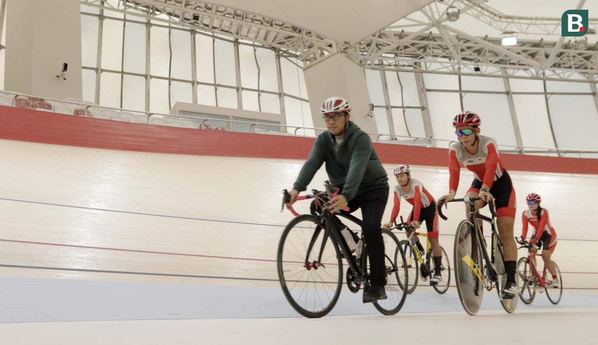 Menpora RI, Imam Nahrawi, bersepeda bersama atlet saat meninjau venue balap sepeda di Jakarta Internasional Velodrome, Jakarta, Selasa (31/7/2018). Menpora berharap para atlet dapat berprestasi di Asian Games 2018. (Bola.com/M Iqbal Ichsan)