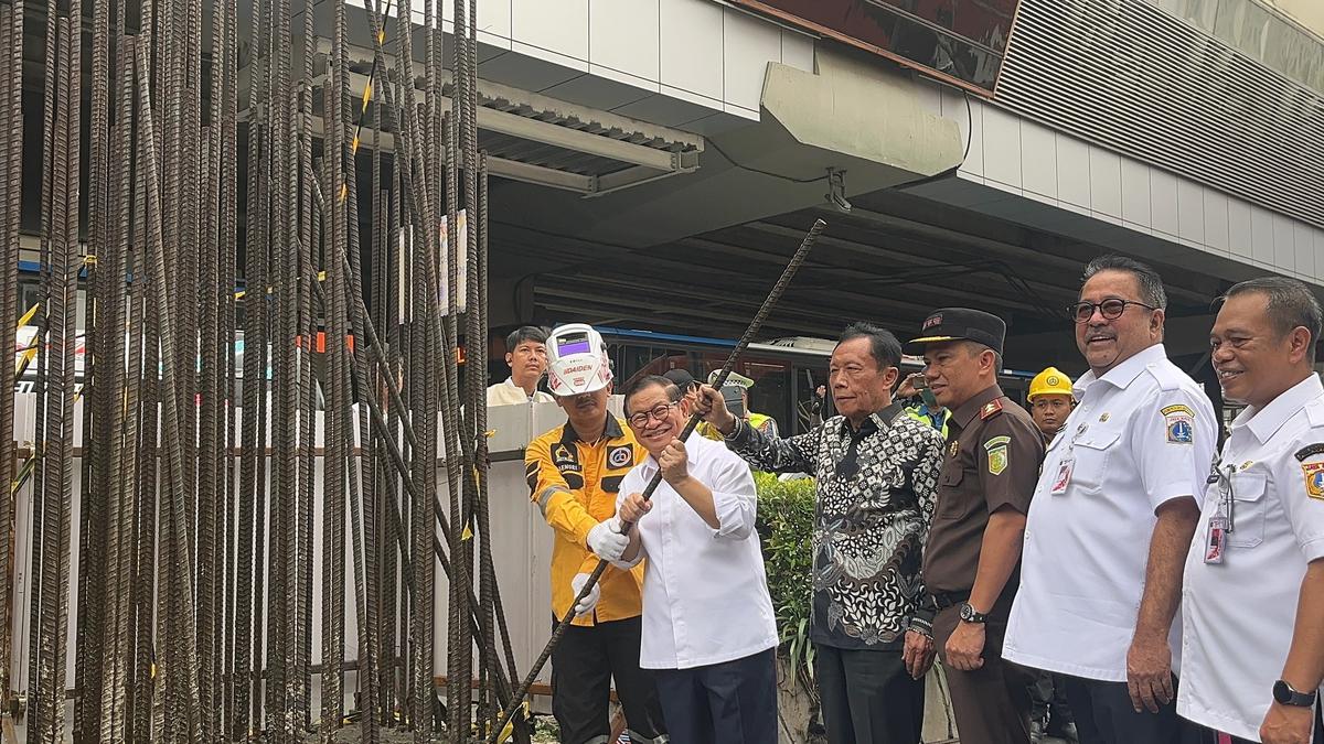 Gubernur Pramono, Wakilnya Rano Karno dan Sutiyoso resmi membongkar tiang monorel