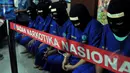 Petugas BNN merilis penangkapan 9 dari 10 orang tahanan yang kabur dari rumah tahanan BNN pada bulan Maret lalu di Jakarta (9/5/2015). Dua orang diantaranya ditangkap di Malaysia. (Liputan6.com/Andrian M Tunay) 