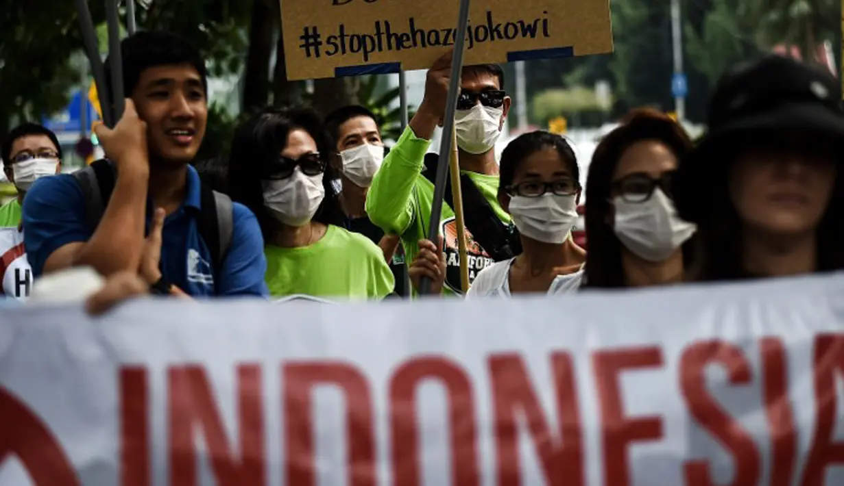Warga Malaysia menggelar aksi protes di depan Kedubes Indonesia di Kuala Lumpur, Malaysia, Jumat (18/9/2015). Kebakaran hutan yang terjadi di Riau menyebabkan kabut asap yang menganggu aktivitas mereka. (AFP Photo/Manan Vatsyayana)