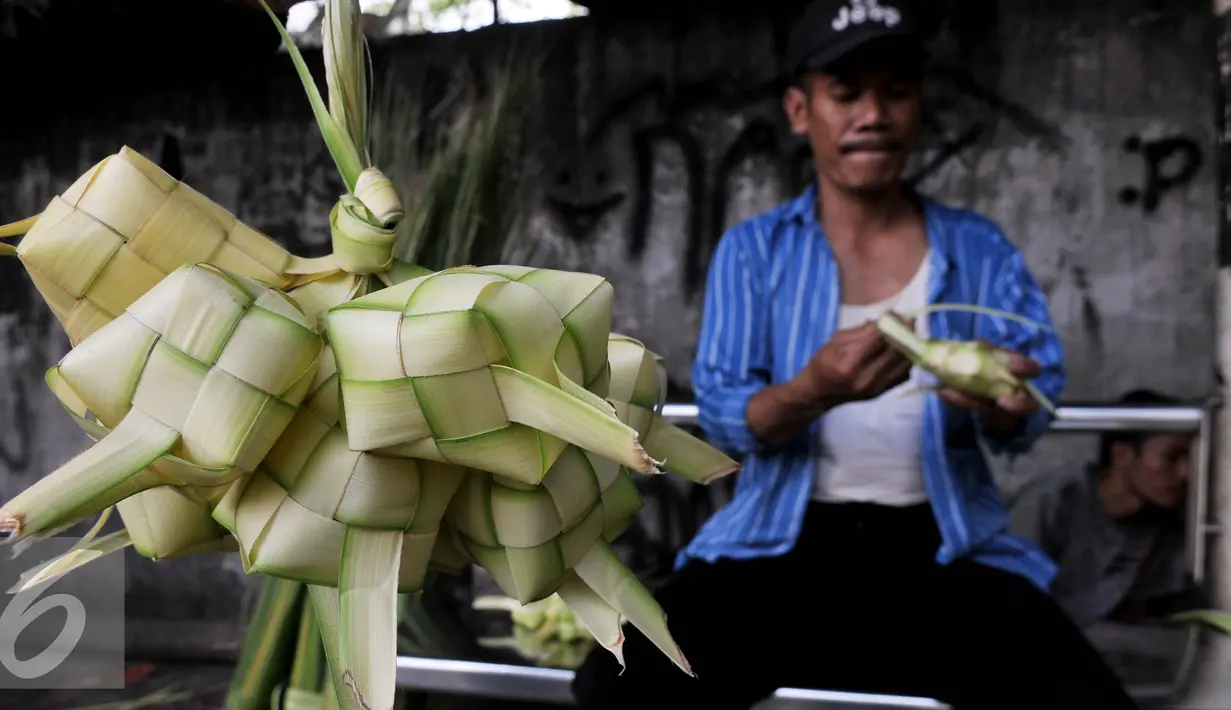 Pengrajin menganyam Daun Ketupat di Pasar Palmerah, Jakarta, Rabu (23/9/2015). Jelang Hari Raya Idul Adha 1436 H Permintaan Daun Ketupat Meningkat dengan harga penjualan 1 ikat (Isi 10 daun ketupat) seharga sepuluh ribu rupiah. (Liputan6.com/Johan Tallo)