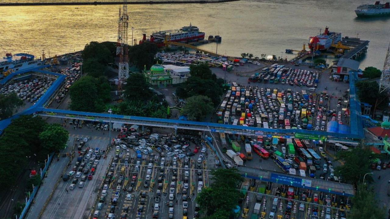 Ribuan kendaraan pemudik mengantre untuk menaiki kapal penyeberangan di Pelabuhan Merak, Cilegon, Banten, Sabtu (6/4/2024). Pada H-4 Lebaran, pemudik yang hendak menyeberang ke Pulau Sumatera terpantau membeludak di Pelabuhan Merak. Liputan6.com/Angga Yun