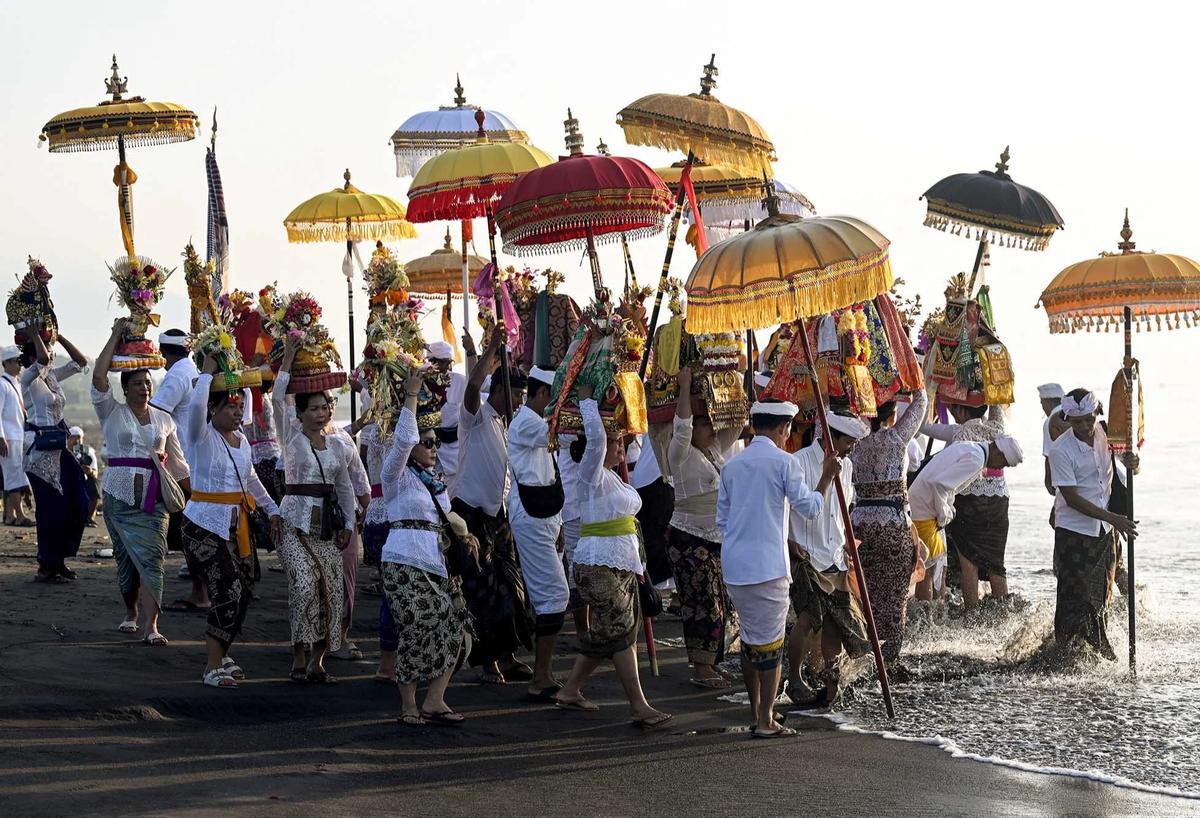 FOTO: Ribuan Umat Hindu Ikuti Prosesi Melasti di Pantai Padanggalak Bali