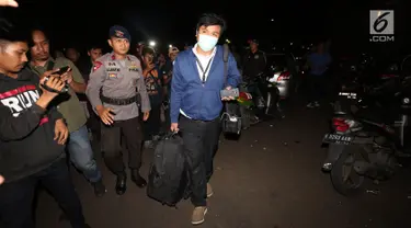 Penyidik KPK membawa tiga tas jinjing sambil berjalan keluar dari rumah Ketua DPR Setya Novanto, di Kebayoran Baru, Jakarta, Kamis (16/11). Mereka membawa sejumlah tas dan koper "hardcase" berwarna hitam dari rumah Setnov. (Liputan6.com/Johan Tallo)