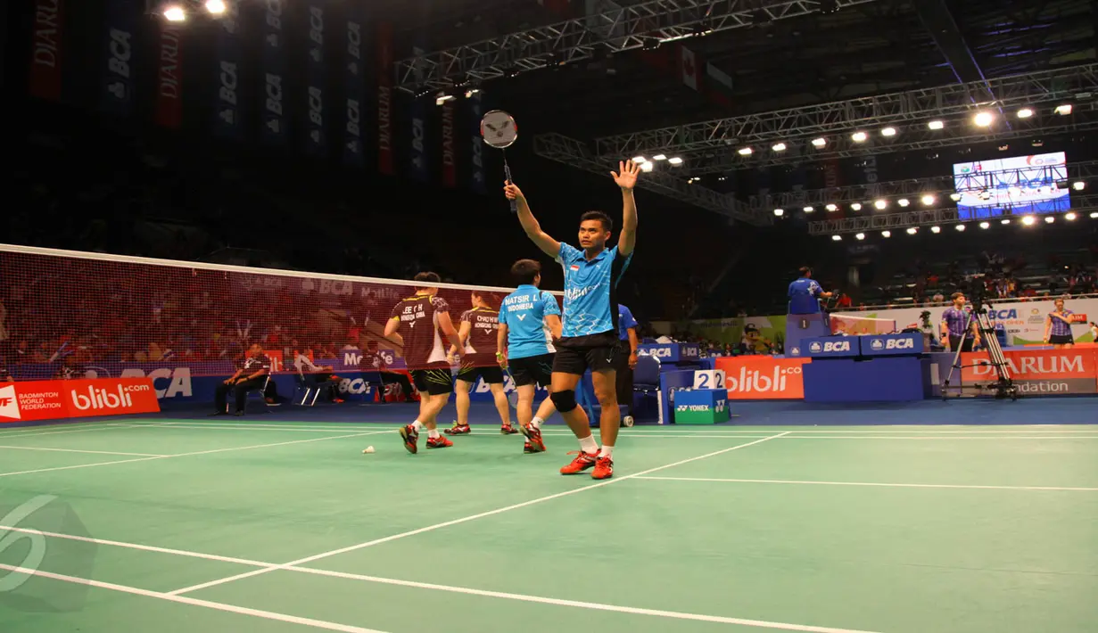 Ganda campuran Indonesia Tontowi Ahmad dan Liliyana Natsir mengalahkan ganda campuran Hongkong dengan skor 2-0 (26-24 dan 21-14) saat turnamen Indonesia Open Superseries Premier 2015, Jakarta, Selasa (2/6/2015). (Liputan6.com/Andrian M Tunay)