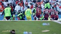 Botol, sendal, hingga iPhone 17 Pro Max dilempar oleh suporter UEA yang marah akibat provokasi pemain dan fans Qatar. (X/@MiddleEast_24)