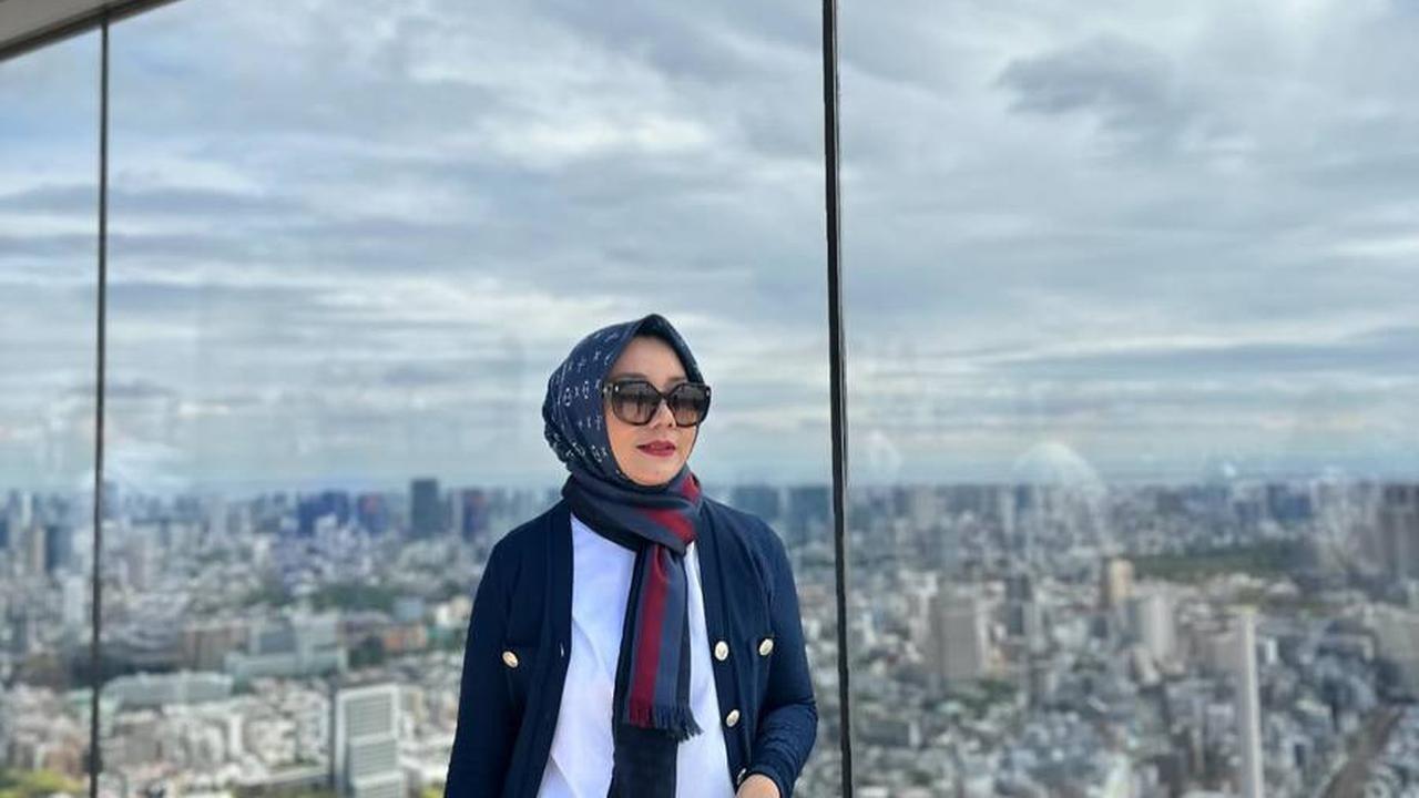 Beberapa Artis Berada di Bawah Naungan Yora Febrina
