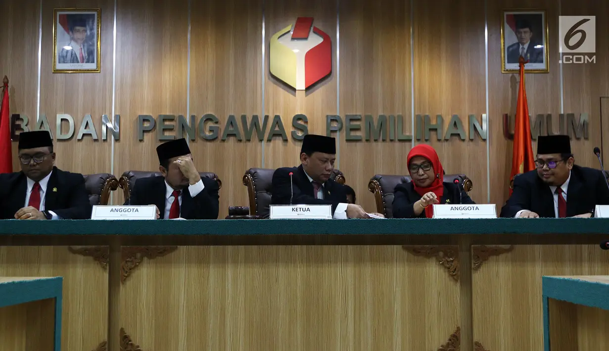 Ketua Bawaslu Abhan bersama empat Anggota Bawaslu Fritz Edward Siregar, Mochammad Afifuddin, Ratna Dewi Pettalolo, dan Rahmat Bagja saat memimpin sidang Putusan Gugatan Oesman Sapta ODang terhadap KPU, Jakarta, Rabu (9/1). (Liputan6.com/Johan Tallo)