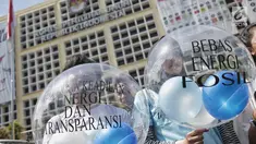 Massa yang tergabung dalam koalisi #BersihkanIndonesia menggelar aksi teatrikal di  Gedung KPU RI, Jakarta, Senin (11/2). Aksi tersebut bertajuk "Kami ingin masa depan, kami ingin energi bersih". (Liputan6.com/Faizal Fanani)