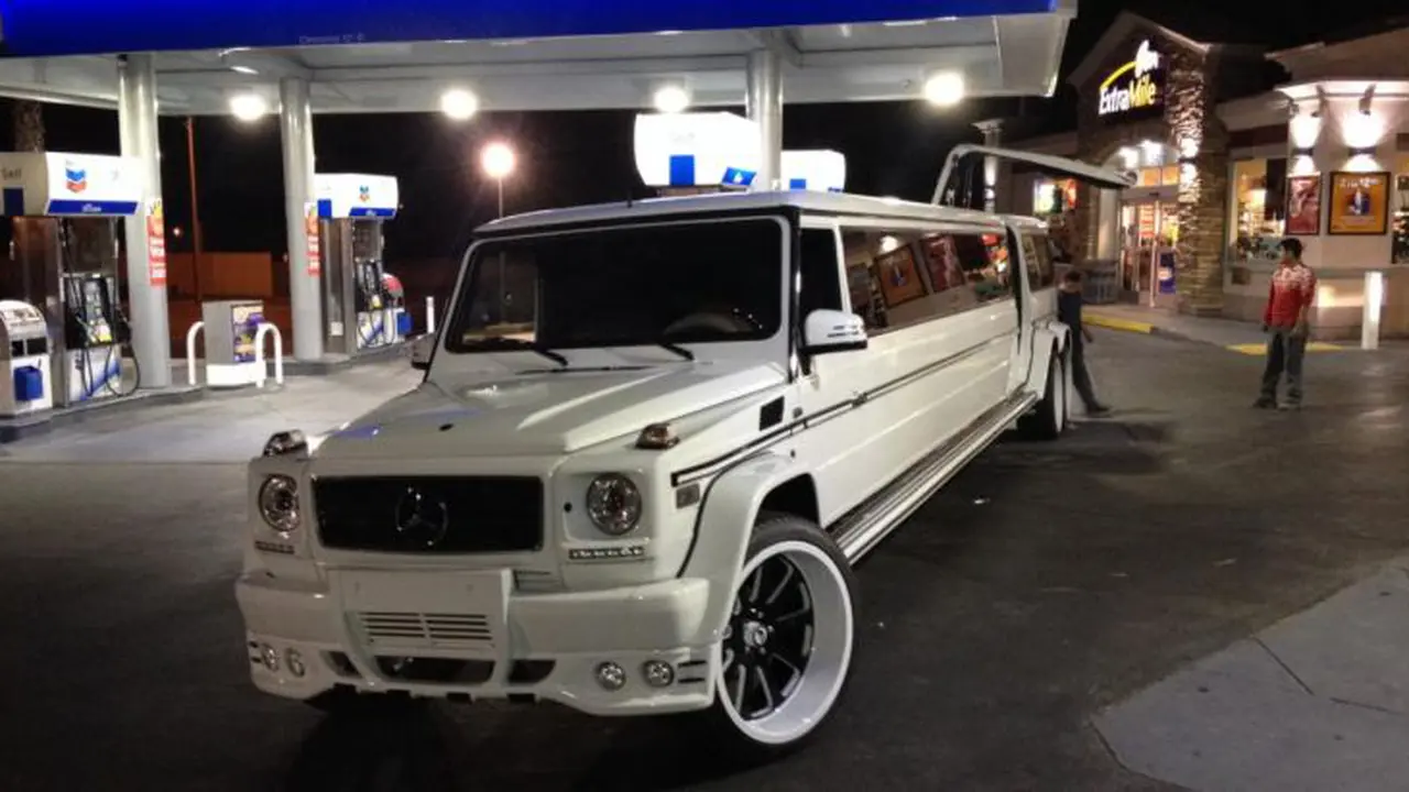 Mercedes Benz G55 AMG dipermak menjadi kendaraan limosin