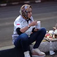 Artis sinetron Shinta Bachir sempat tampil dengan hijab. Setelah itu, ia kembali menanggalkan hijabnya. Ia mengaku tak peduli dengan anggapan orang terkait buka tutup hijab. (Instagram/shintabachir86_real)