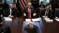 Presiden AS Donald Trump dan posternya yang terinspirasi Game of Thrones (Evan Fucci / AP PHOTO)