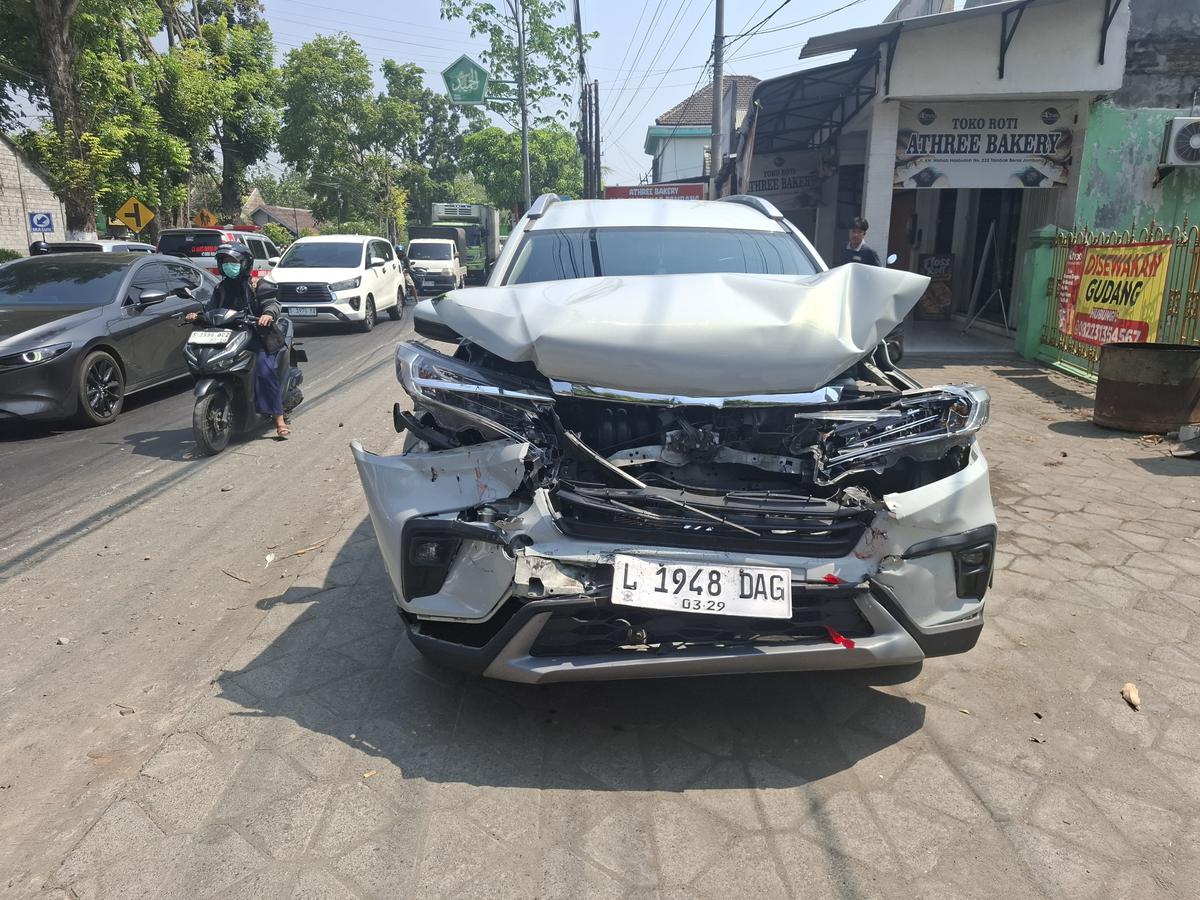 Ambulans membawa jenazah korban km virgo terlibat kecelakaan beruntun. (merdeka.com/erwin yohanes).