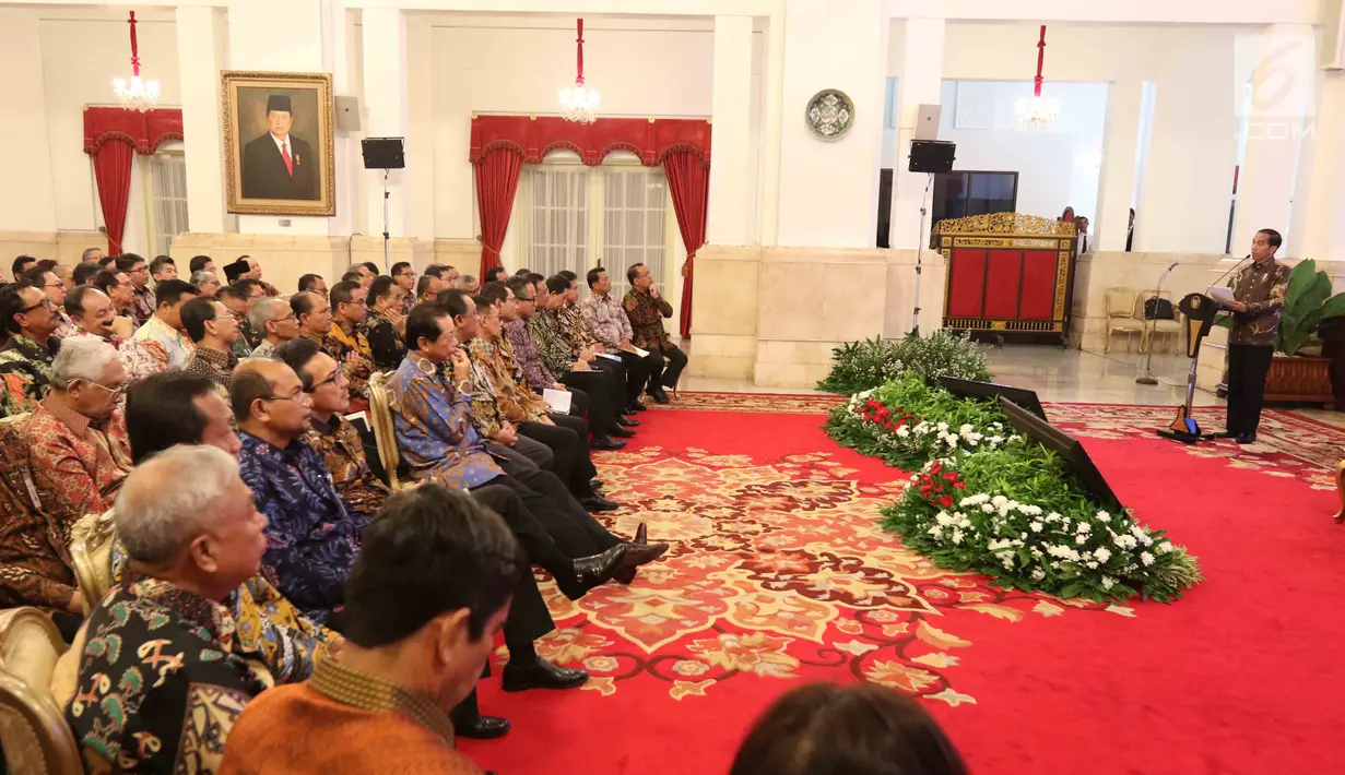 Presiden Jokowi memberi arahan kepada pimpinan bank umum Indonesia dalam pertemuan di Istana Negara, Jakarta, Kamis (15/3). Dalam kesempatan itu, Presiden mengkritik pertumbuhan kredit perbankan Nasional yang di bawah target. (Liputan6.com/Angga Yuniar)