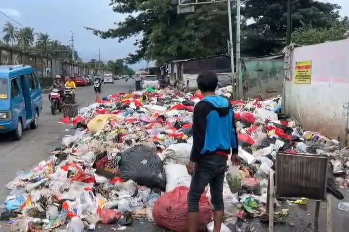 Tumpukan sampah yang berada di TPS Jalan Naming Botin, Pancoran Mas, Depok