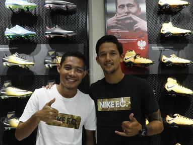 Pemain Timnas Indonesia, Irfan Bachdim dan Evan Dimas foto bersama saat menghadiri Launching toko Fisik Football di AEON Mall, Jakarta, Sabtu (30/9/2017). Fisik Football menjual berbagai macam perlengkapan sepak bola. (Bola.com/M Iqbal Ichsan)