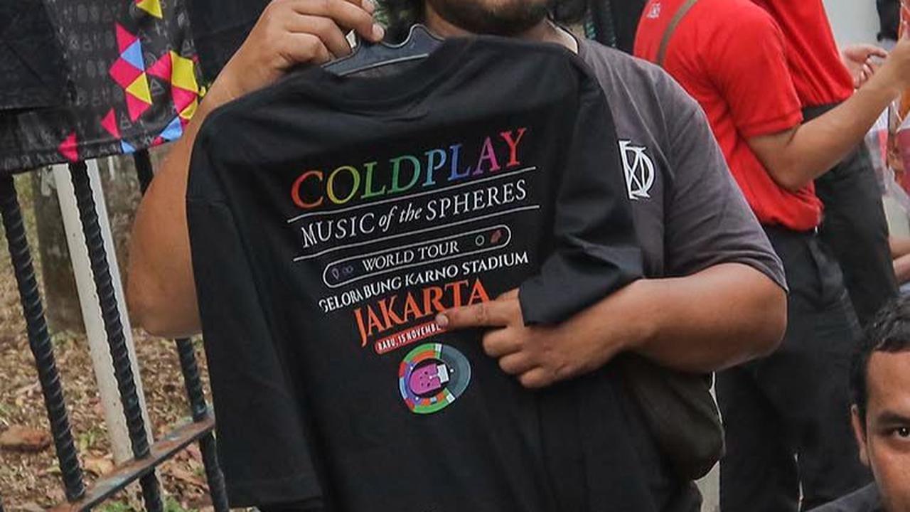 Mereka menawarkan berbagai atribut dan pernak-pernik bernuansa Coldplay kepada penggemar yang menyaksikan langsung konser tersebut di GBK.