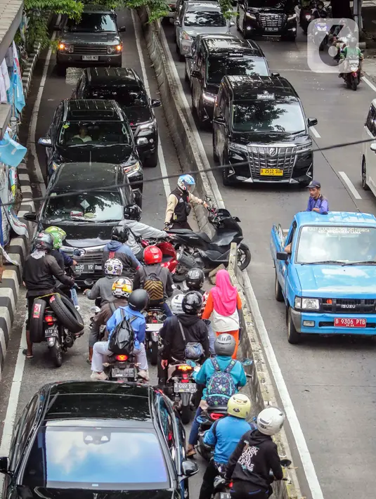 Aksi para motor tersebut sangat membahayakan keselamatan jiwa dan melanggar aturan berlalulintas. (Liputan6.com/Angga Yuniar)