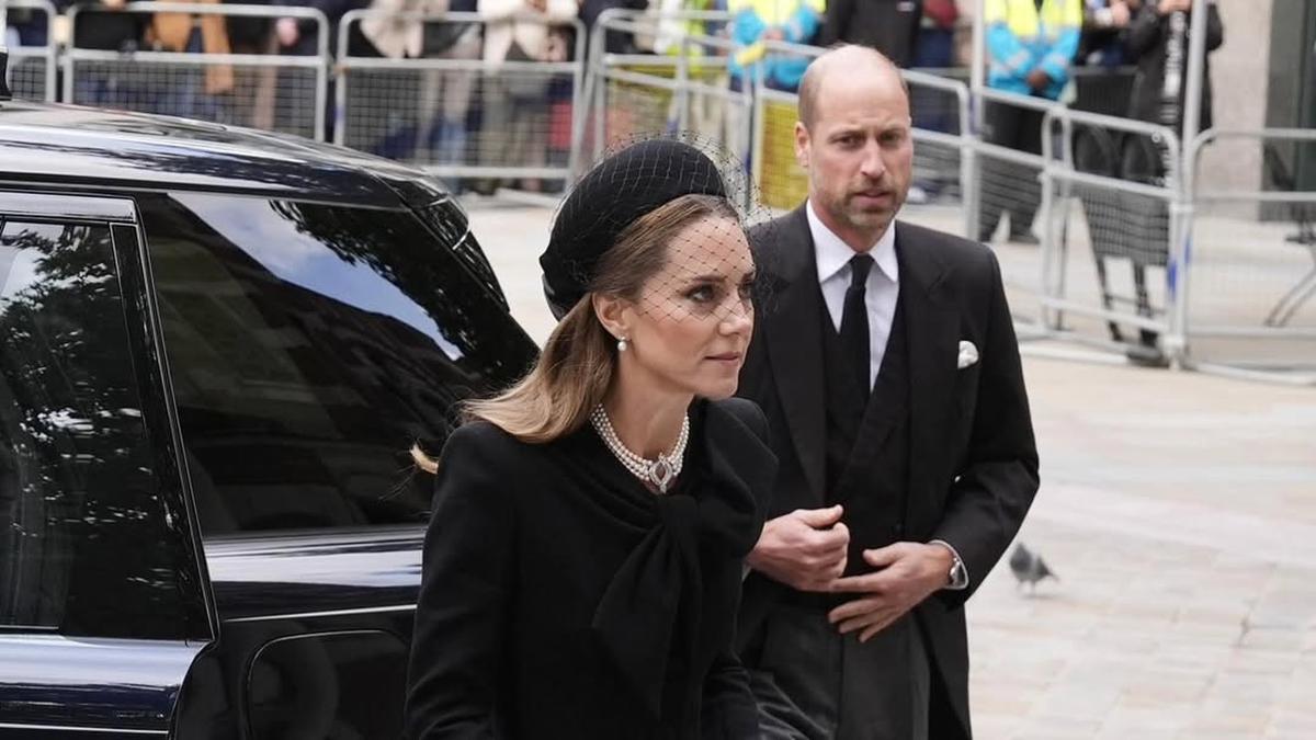 Kate Middleton Tampil Anggun Kalem di Pemakaman Duchess of Kent, Kenakan Kalung Mutiara dan Tas Chanel Vintage