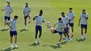 Para pemain timnas Spanyol mengikuti sesi latihan saat persiapan menghadapi turnamen EURO 2024 mendatang, di Las Rozas dekat Madrid, Selasa (4/6/2024). (AP Photo/Paul White)