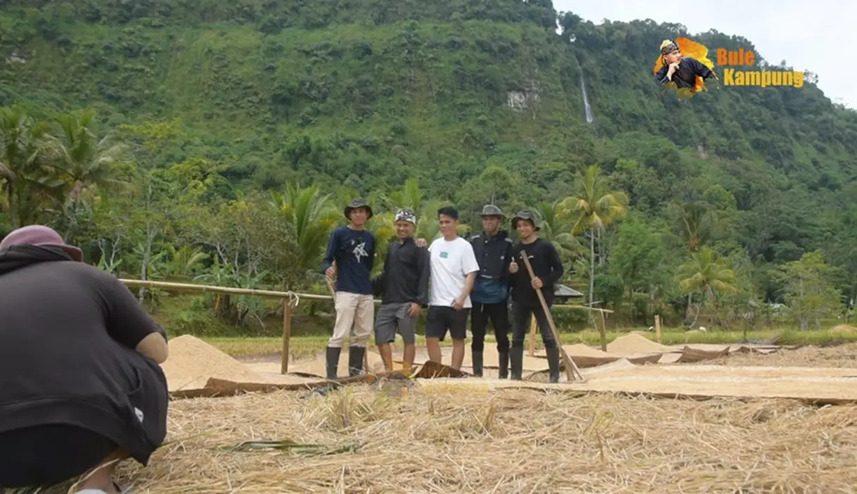 <p>[Youtube/Village Caucasians]</p>