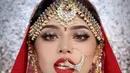 Tak tanggung-tanggung, Jharna Bhagwani mendandani dirinya mirip sekali dengan Putri Kaurwaki, termasuk gambar simbol-simbol di wajahnya. [Foto: Instagram/jharnabhagwani]