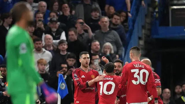 Skuad Manchester United merayakan golnya ke gawang Chelsea di pekan ke-33 Liga Inggris 2025/2026 di Stamford Bridge, Minggu (19/04/2026) dini hari WIB.
