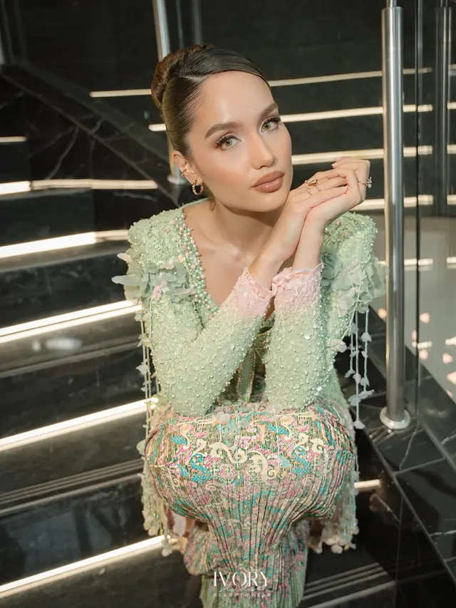 Makeup Cinta Laura Tampil Anggun dalam Kebaya. Dok.  Ivory Studio