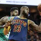 LeBron James membukukan double-double dengan mencetak 30 angka dan 12 assist untuk membawa Cleveland Cavaliers menang 128-122 atas Boston Celtics dalam lanjutan kompetisi NBA di Quicken Loans Arena, Ohio, Jumat (4/11/2016). (AP Photo/Ron Schwane)