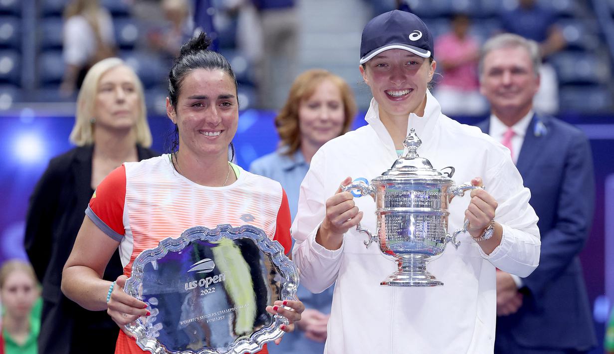 Pertemuan antara Iga Swiatek (kanan) menghadapi Ons Jabeur (kiri) merupakan laga final ideal karena keduanya merupakan unggulan pertama dan kedua di sektor tunggal putri dalam turnamen US Open 2022 ini. (AFP/Getty Images/Matthew Stockman)