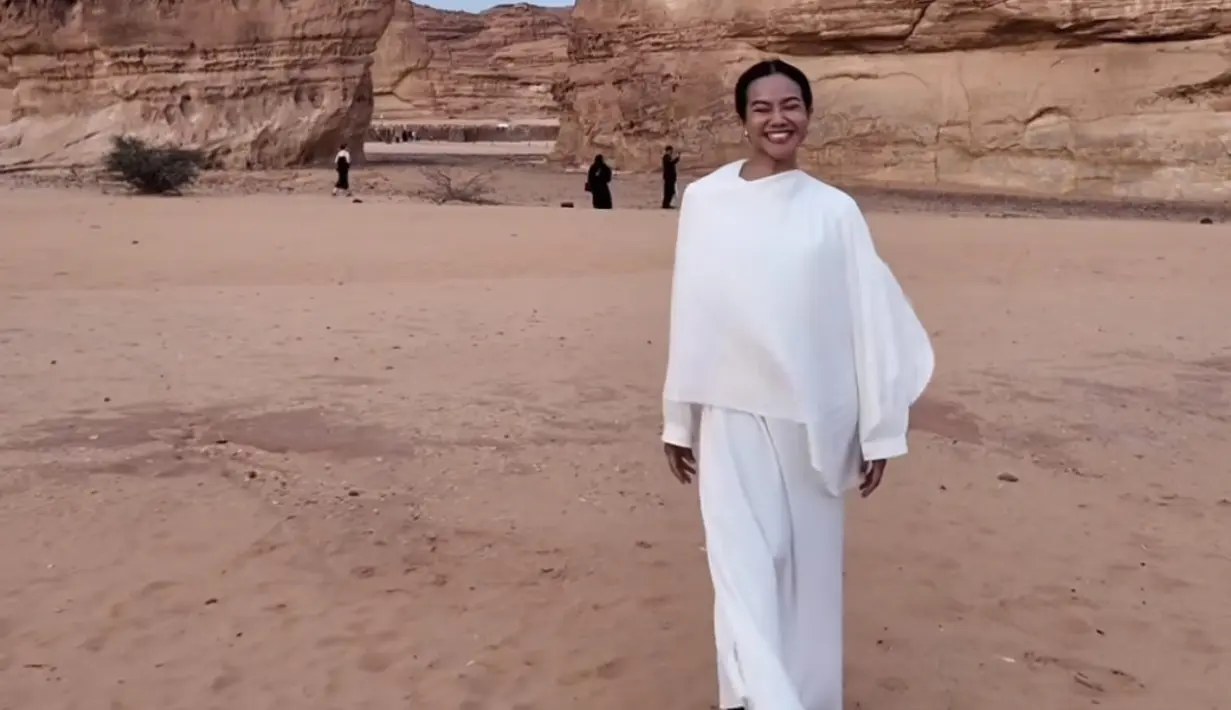 Mengenakan busana bergaya modest, penampilan Yura tampak begitu elegan. [Foto: Instagram/ Yura Yunita]