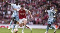 Pemain Arsenal, Declan Rice (tengah), berusaha melewati hadangan pemain Nottingham Forest di pekan pertama Premier League 2023/2024 yang berlangsung di Emirates Stadium, Sabtu (12/8/2023) malam WIB. (AP Photo/Kirsty Wigglesworth)