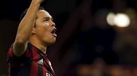 Striker AC Milan, Carlos Bacca saat merayakan gol