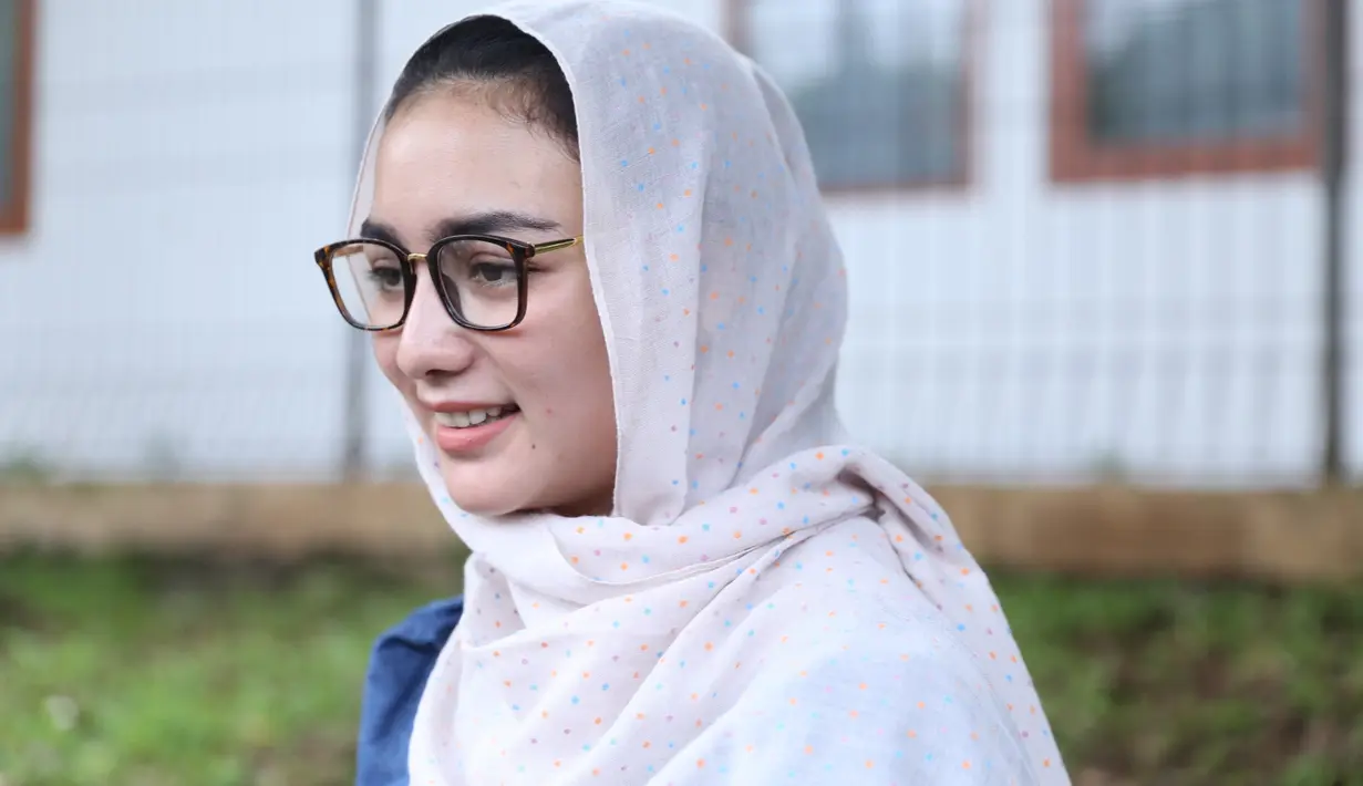 “Aku bener-bener ngelihat dia tuh hebat banget nih, masih semangat di usianya yang udah tua, luar biasa sekali sih," tambahnya mengenang.  (Nurwahyunan/Bintang.com)