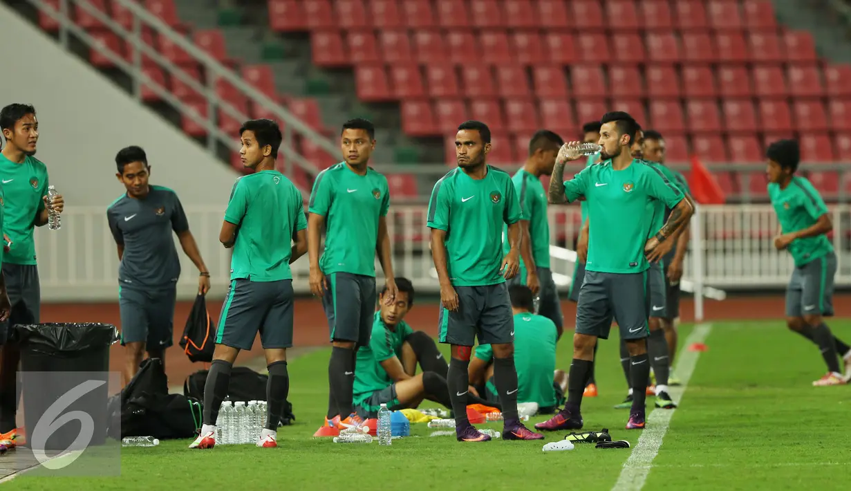 Pelatih Timnas Indonesia, Alfred Riedl (tengah) melihat latihan timnya jelang final kedua Piala AFF 2016 di Rajamangala Stadium, Bangkok, Thailand, Jumat (16/12). Indonesia akan melakoni laga tandang lawan Thailand. (Liputan6.com/Helmi Fithriansyah)