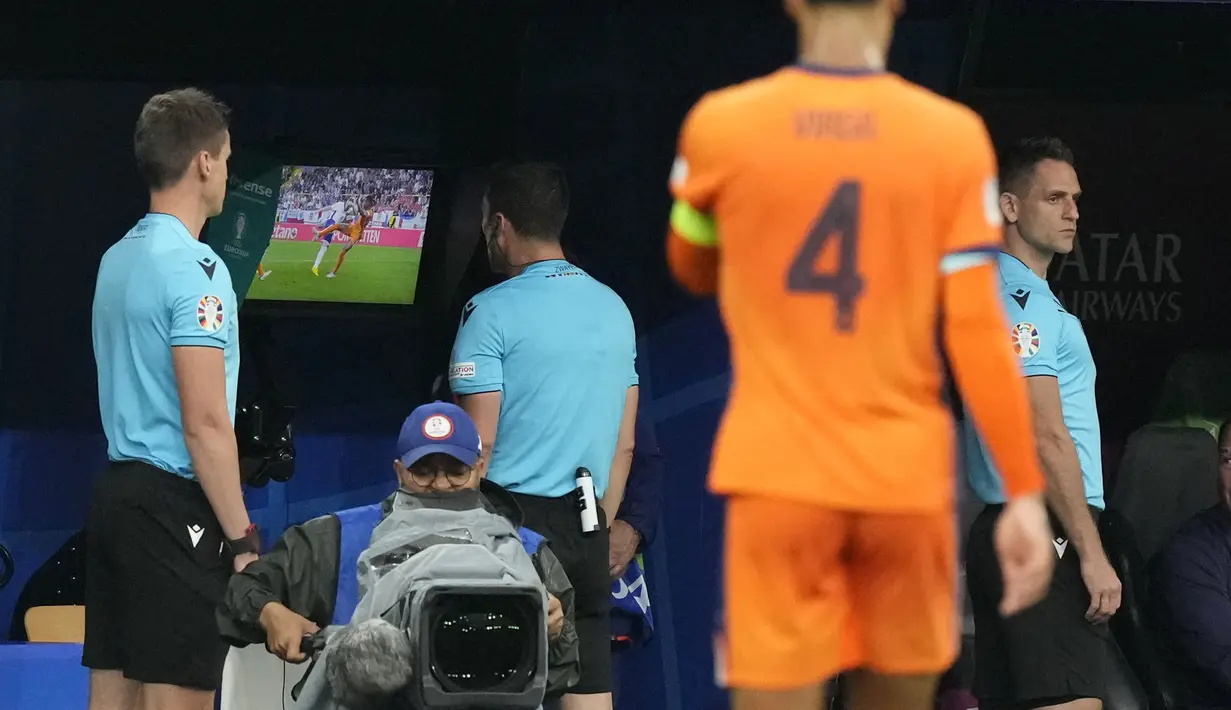 Wasit Felix Zwayer (tengah) memeriksa rekaman VAR sebelum memutuskan memberi hadiah penalti untuk Timnas Inggris saat menghadapi Jerman atas pelanggaran Denzel Dumries terhadap Harry Kane pada laga semifinal Euro 2024 di Westfalenstadion, Dortmund, Jerman, Kamis (10/7/2024). (AP Photo/Frank Augstein)