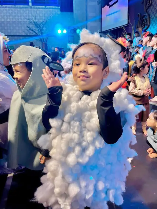 Potret Gala dengan kostum domba biri-biri dalam acara konser di sekolah (Sumber: Instagram/@galaasky)