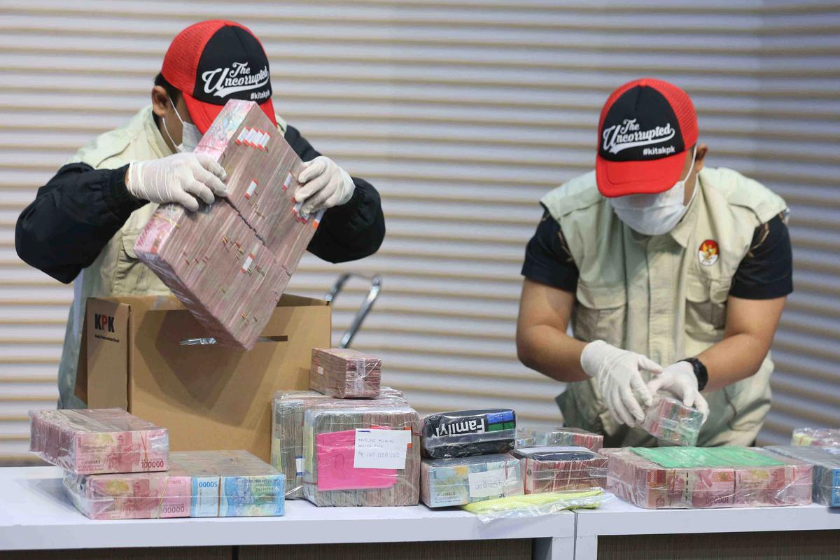 FOTO: KPK Sita Rp 2,6 Miliar dalam OTT Bupati Pati Sudewo