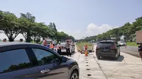 Simulasi contra flow di Km 152 sampai 157 Tol Cipali antisipasi penumpukan kendaraan dari Cisumdawu saat mudik lebaran 2024. Foto (Liputan6.com / Panji Prayitno)