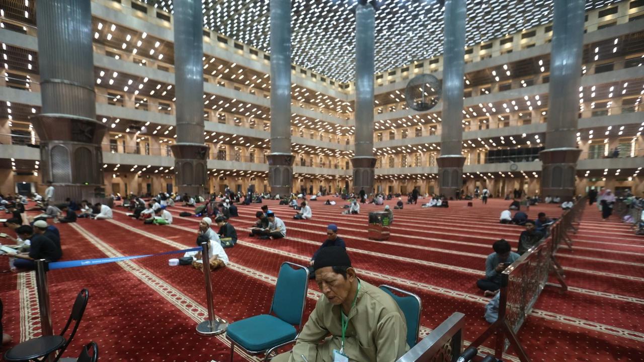 FOTO: Ribuan Jemaah Jalani Itikaf Malam 21 Ramadan di Masjid Istiqlal