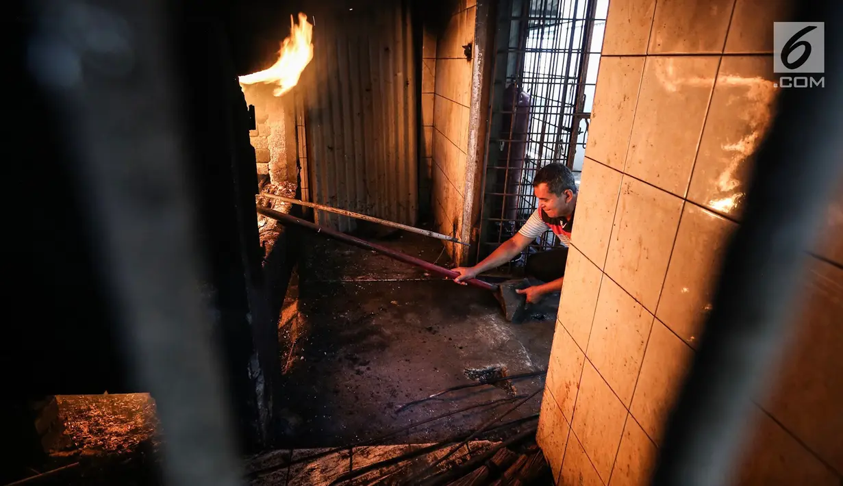 Tukidjo sedang proses kremasi anjing peliharaan di Pondok Pengayom Satwa Jakarta, Senin (8/4). Ada tarif tambahan apabila berat hewan peliharaan yang akan dikremasi lebih dari 5 kilogram. (Liputan6.com/Fery Pradolo)